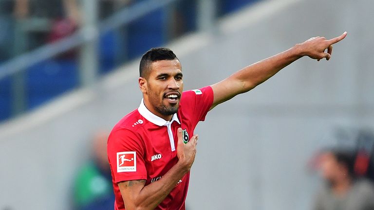 Neuzugang Jonathas trifft bei seinem Debüt für Hannover 96.