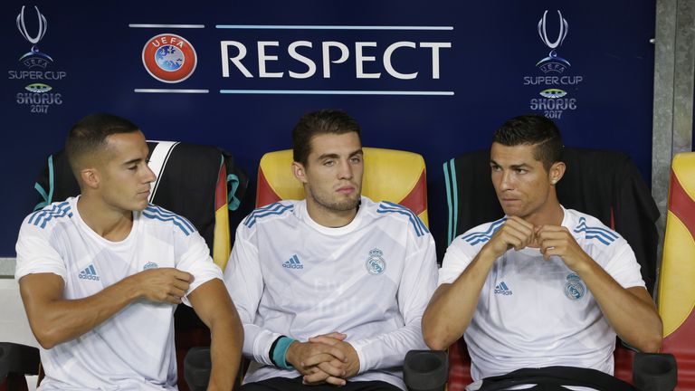 Späte Einwechslung für Cristiano Ronaldo: Der Superstar schaut bis zur 82. Minute von der Bank zu.