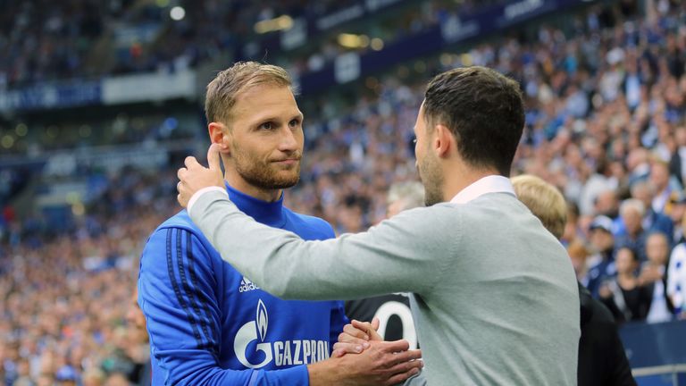 Benedikt Höwedes lässt nach seinem Abgang bei Schalke eine Spitze Richtung Trainer Domenico Tedesco los.