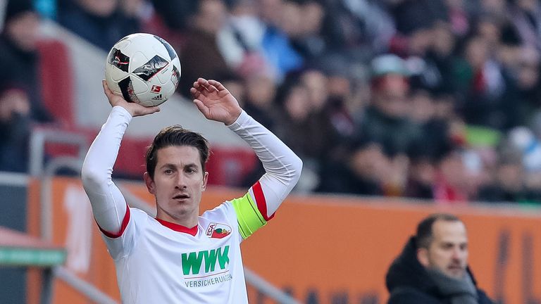 Augsburgs Kapitän Paul Verhaegh wechselt nach sieben Jahren zum VfL Wolfsburg.