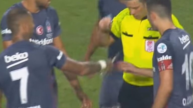 Auf Besiktas-Star Quaresma wurde von den Zuschauerrängen ein Klappmesser geworfen. (Quelle: Twitter)