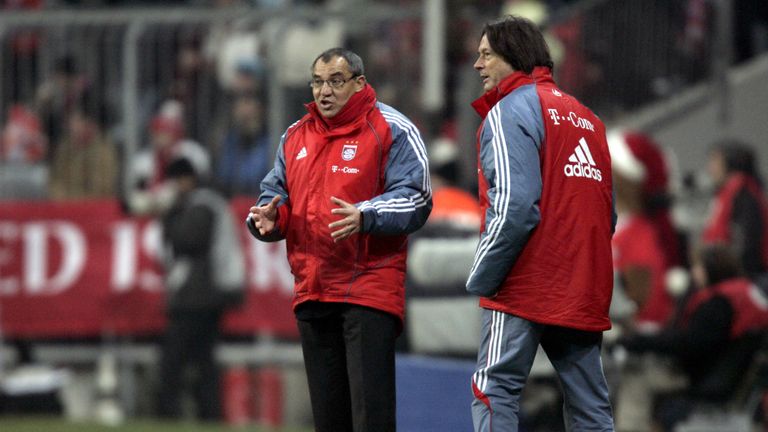 21.12.2005: In der heimischen Allianz-Arena in München sieht Müller-Wohlfahrt an der Seite von Felix Magath das DFB-Pokal-Achtelfinalspiel gegen den Hamburger SV.