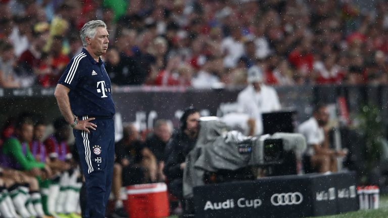 Carlo Ancelotti blickt im Regen von München auf eine düstere Leistung seiner Mannschaft.