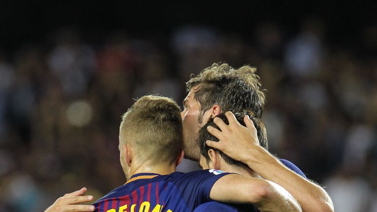 Lionel Messi (r.) wird auch weiterhin mit den Kollegen vom FC Barcelona jubeln - und nicht für Real auflaufen.