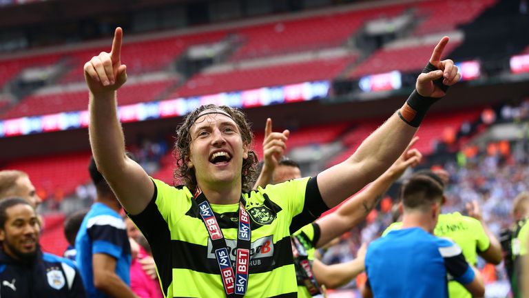 Michael Hefele (26) trägt seit 2016 das Trikot von Huddersfield Town.