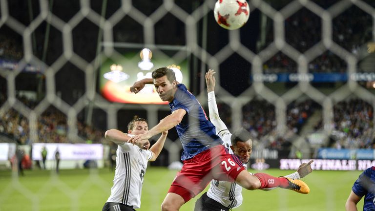 Vom Finale zum Playoff-Debakel: Ohne BVB-Trainer Peter Bosz hat sich das Thema Europa für Ajax Amsterdam schon erledigt.