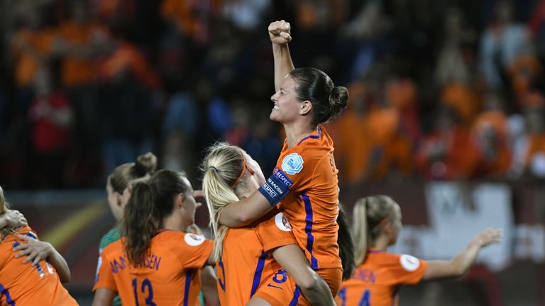 Gastgeber Niederlande zieht mit einem 3:0-Erfolg gegen England ins EM-Finale ein.