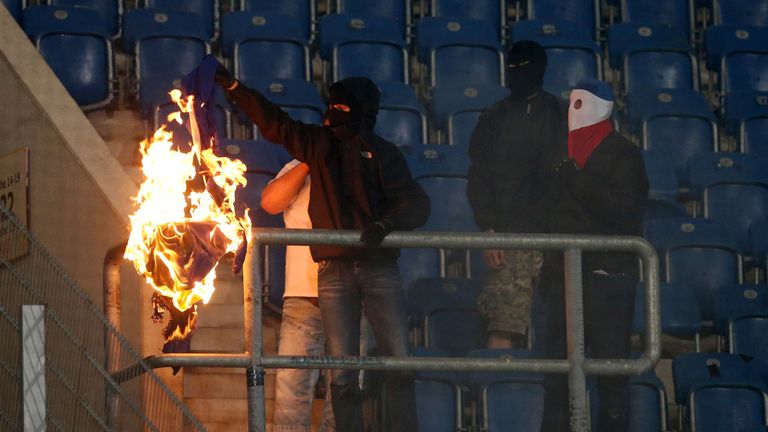 Das geklaute Hertha-Banner geht in Flammen auf.