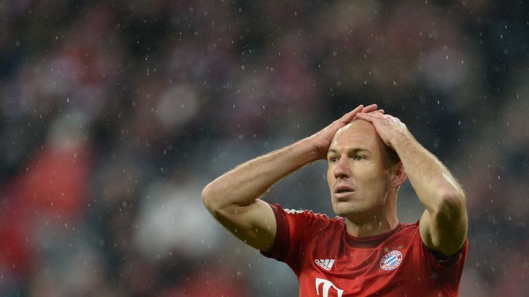Arjen Robben hat das Training beim FC Bayern aufgrund von muskulären Problemen im linken Oberschenkel abgebrochen. 
