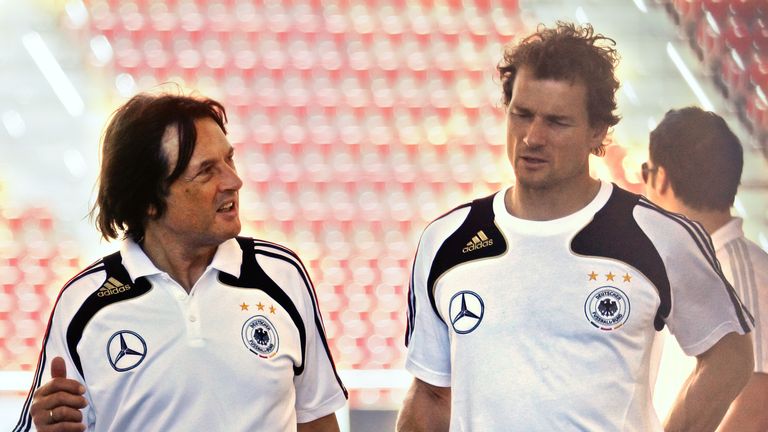 20.05.2008: Nationaltorhüter Jens Lehmann und Dr. Müller-Wohlfahrt gehen nach einem Training im Stadion des RCD Mallorca auf der spanischen Insel Mallorca in Palma de Mallorca vom Platz. 