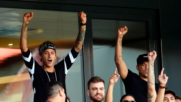 Neymar (l.) bejubelt den ersten PSG-Sieg der neuen Saison.