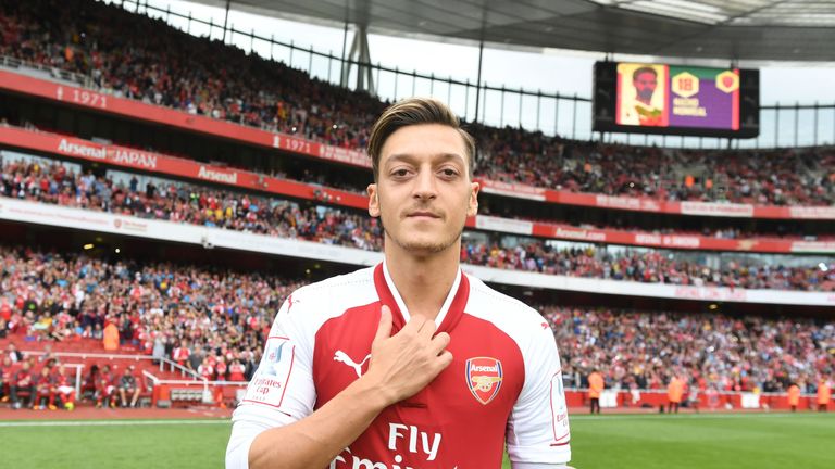 Mesut Özil (28) trägt seit 2013 das Trikot des FC Arsenal.