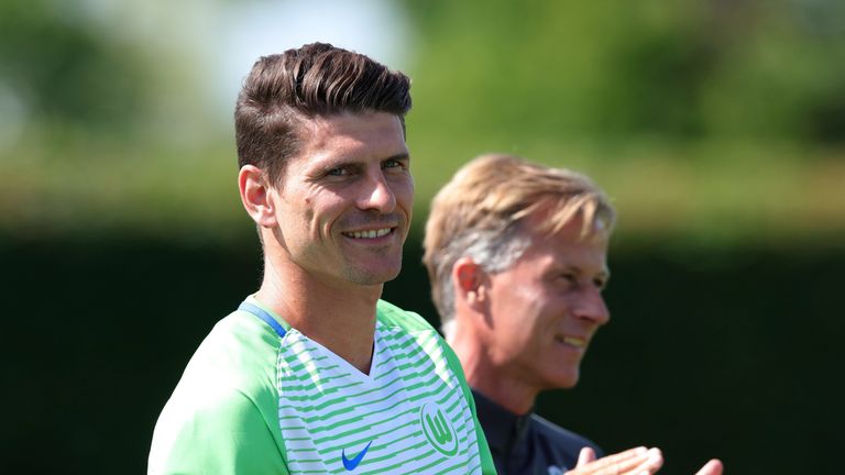 Mario Gomez ist fortan auf dem Platz die rechte Hand von Trainer Andries Jonker.
