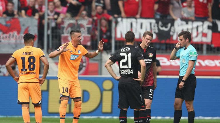 Schiedsrichter Harm Osmers nimmt mit dem Videoassistenten Kontakt auf.