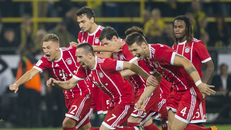 Der FC Bayern bejubelt den Sieg im Elferschießen gegen Borussia Dortmund.