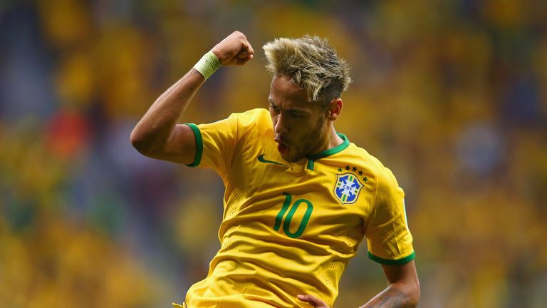 Bei der WM 2014 in Brasilien avanciert Neymar zur Hoffnung einer ganzen Nation. Nach einem Lendenwirbelbruch im Viertelfinale folgt das tragische WM-Aus. Beim historischen 0:7 im Halbfinale gegen Deutschland ist der Superstar zum Zusehen verdammt.