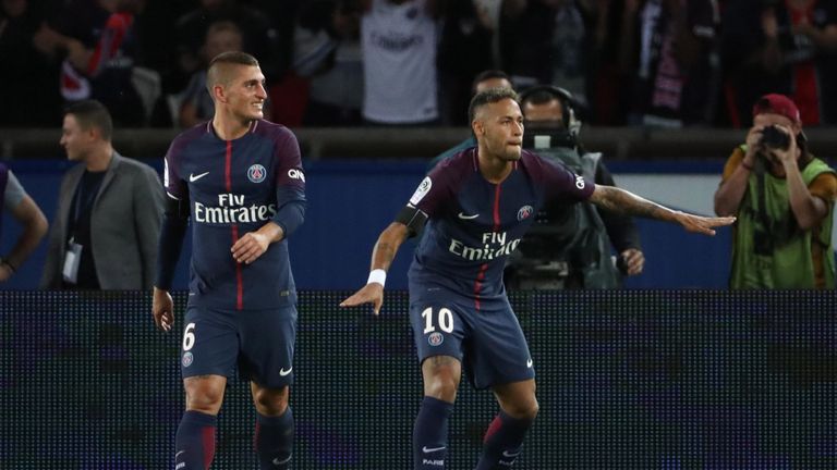 Superstar Neymar hebt bei seinem Heimdebüt für PSG ab.
