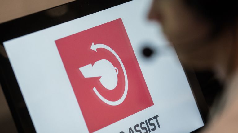 Die Zuschauer werden über die Überprüfung einer Schiedsrichter-Entscheidung durch ein Logo auf den Videowänden informiert.