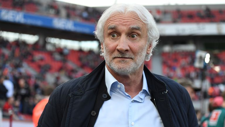 "Wenn solche Szenen nicht gesehen werden, sollte man das Ganze lieber sein lassen", tobt Rudi Völler nach dem Spiel.