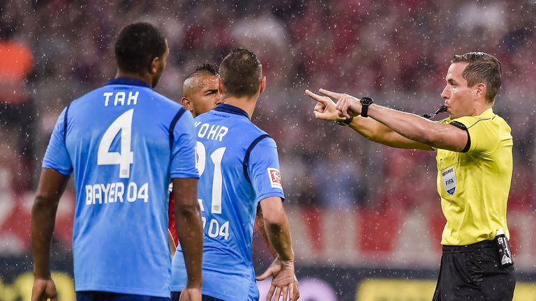 Schiedsrichter Tobias Stieler entscheidet nach Rücksprache mit dem Videoassistenten auf Elfmeter für den FC Bayern.