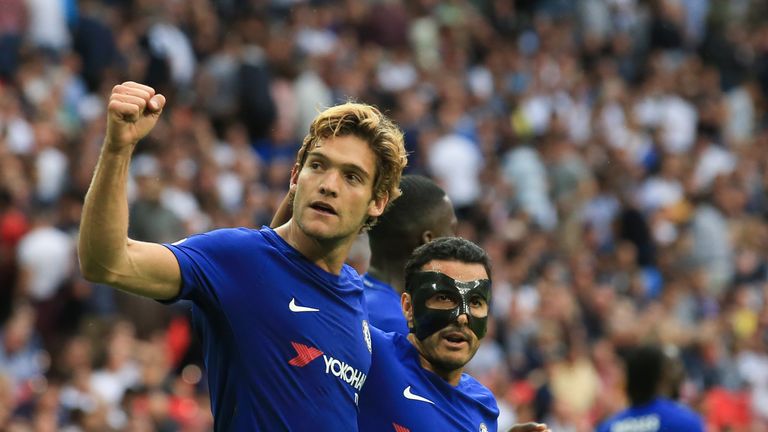 Doppeltorschütze Marcos Alonso (l.) bejubelt mit Pedro den ersten Saisonsieg.