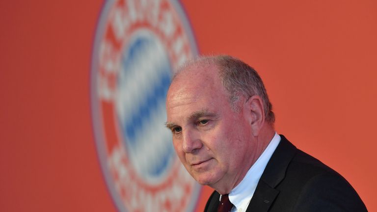 Uli Hoeneß warnt vor dem Kollaps im Fußball.
