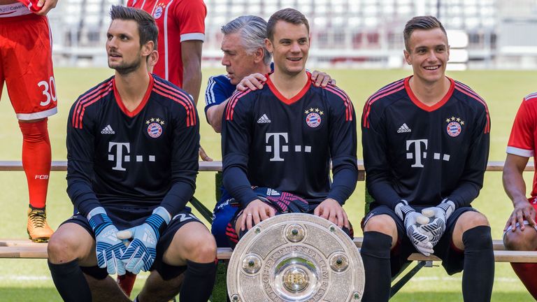 Nach böser Verletzung endlich wieder da: Welttorwart Manuel Neuer. Ancelotti freut's ganz offensichtlich.