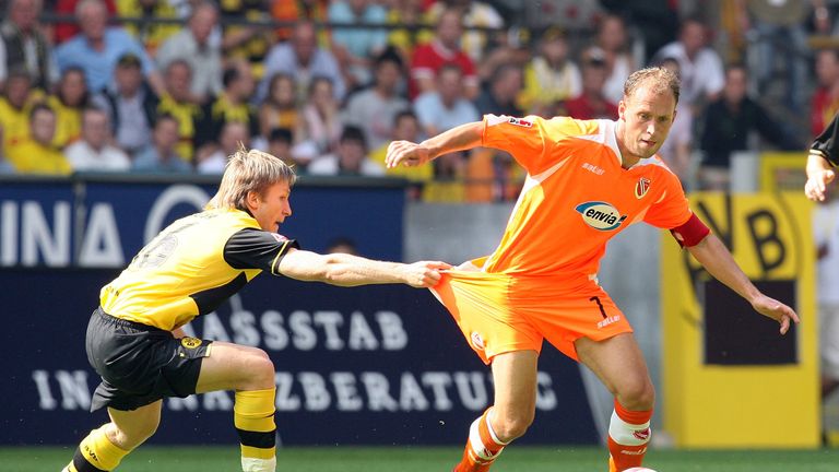 Über Geschmack lässt sich bekanntlich streiten. Immerhin kommen die neonfarbenen Warnwesten von Energie Cottbus 2007/08 bei Jakub Blaszczykowski gut an.