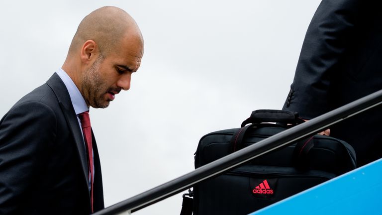 Pep Guardiola verpasst beinahe ein Testspiel seines Teams, weil er seinen Reisepass vergessen hat.