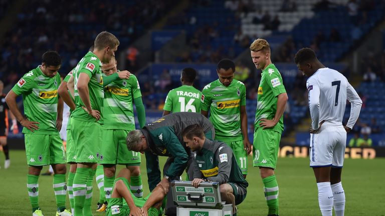 Tobias Strobl muss nach einem Schlag vor den Hals wieder ausgewechselt werden.