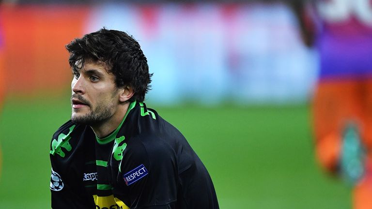 Tobias Strobl zieht sich im Testspiel gegen Leicester eine üble Verletzung am Knie zu.