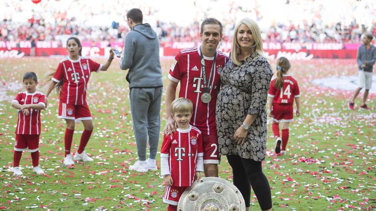 Philipp Lahm und seine Frau Claudia (hier mit Sohn Julian) sind erneut Eltern geworden.