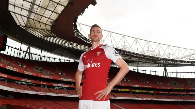 Per Mertesacker (32) trägt seit 2011 das Trikot des FC Arsenal.