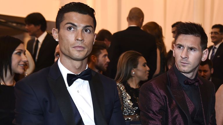 Messi und Ronaldo durften die Auszeichnung bislang jeweils zweimal mit nach Hause nehmen.
