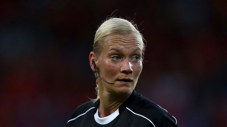 Bibiana Steinhaus wird die erste Bundesliga-Schiedsrichterin der Geschichte. 