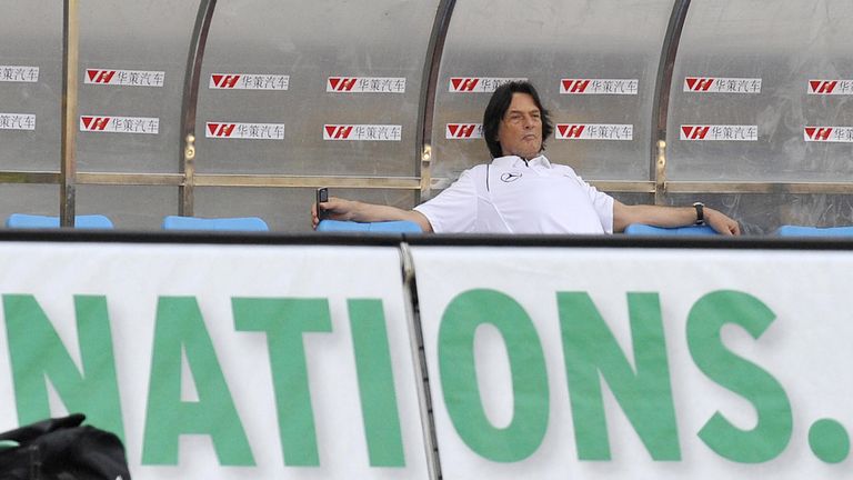 28.05.2009: Dr. Müller-Wohlfahrt beobachtet ein Mannschaftstraining der Nationalmannschaft in Shanghai. 