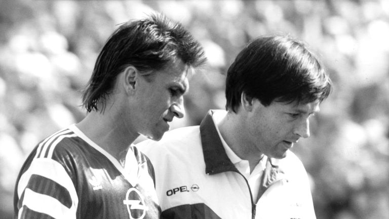 15.06.1991: Klaus Augenthaler wird verletzt von Vereinsarzt Hans-Wilhelm Müller-Wohlfahrt vom Feld geführt.