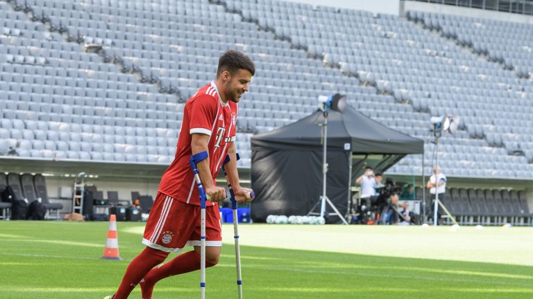 Der verletzte Juan Bernat rückt gut gelaunt auf  Krücken an. Aufs Foto kommen die aber natürlich nicht.