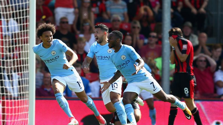 Raheem Sterling (2.v.r.) erzielt in der 97. Minute den Siegtreffer zum 2:1.