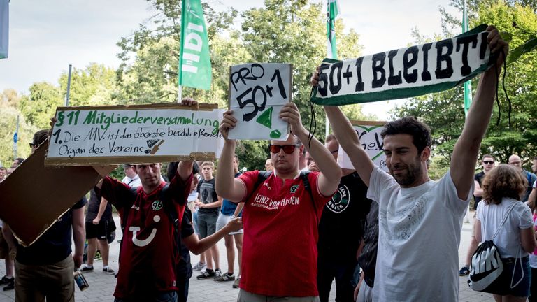 Die Fans von Hannover 96 protestieren gegen die Entscheidung.