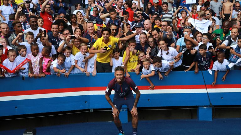 Neymar lässt sich von den Fans feiern.