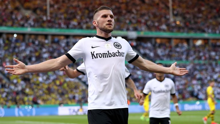 Eintracht Frankfurt leiht Ante Rebic erneut aus.
