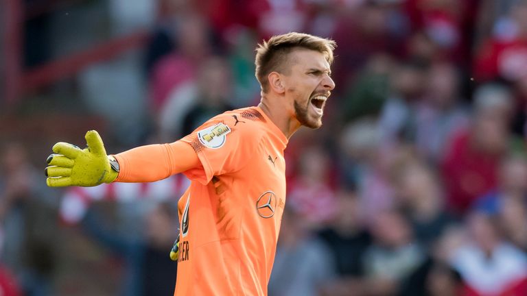 Ron-Robert Zieler feuert seine Vorderleute an.