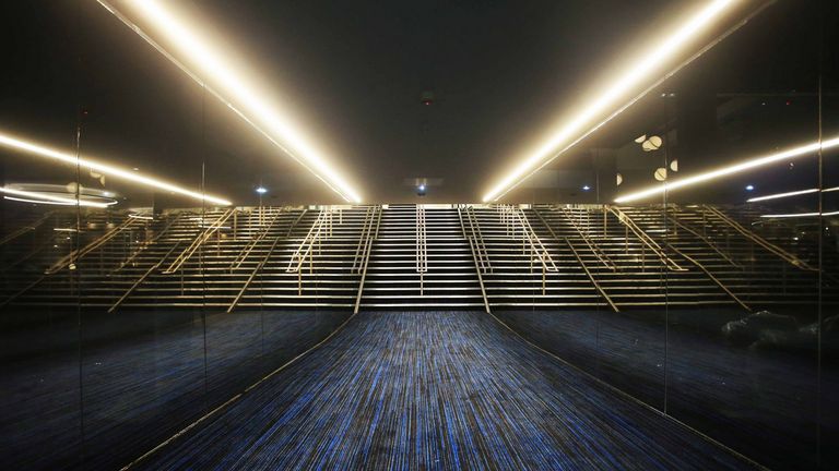 Diesen Weg gehen die Profis in Zukunft vor jedem Spiel. Der Aufgang zum Spielfeld.  (Quelle Bild: Twitter @Mancity)