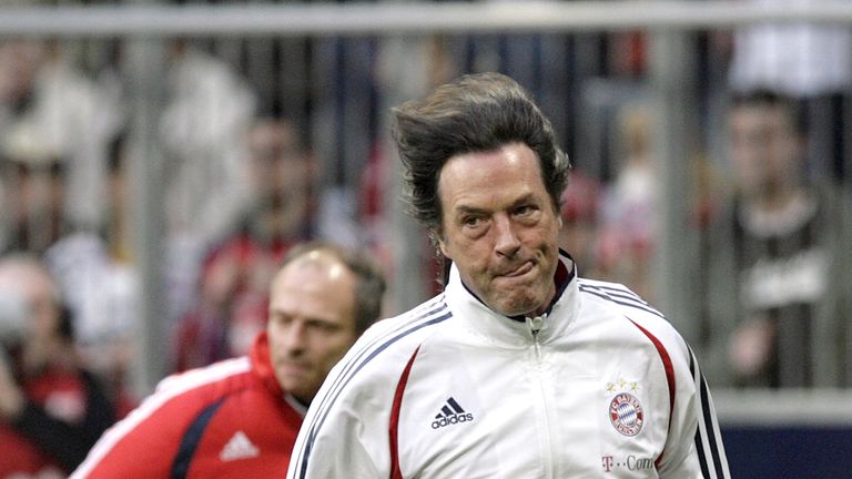 24.02.2007: Müller-Wohlfahrt rennt zu einem verletzten Spieler während des Spiels gegen den VFL Wolfsburg.