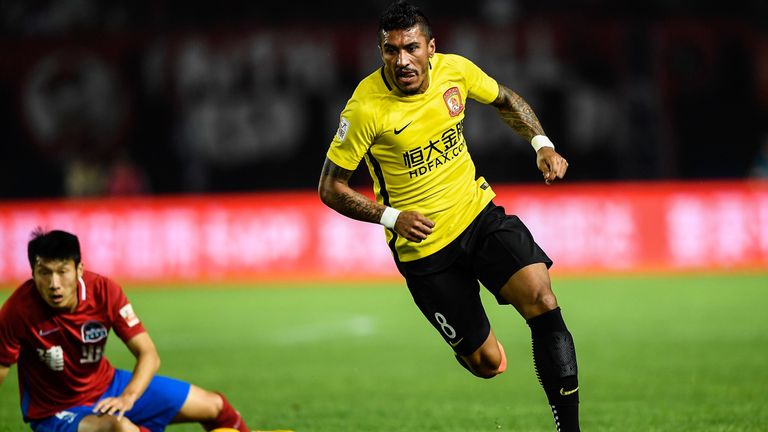 Der brasilianische Nationalspieler Paulinho wechselt für 40 Millionen Euro von Guangzhou Evergrande zum FC Barcelona. 