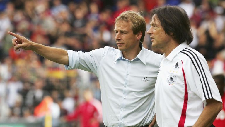 27.05.2006: Nationalcoach Jürgen Klinsmann und Dr. Müller-Wohlfahrt während eines Testspiels gegen Luxemburg.  