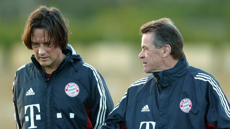 06.01.2003: Ottmar Hitzfeld und Dr. Müller-Wohlfahrt unterhalten sich im Trainingslager im spanischen Marbella. 