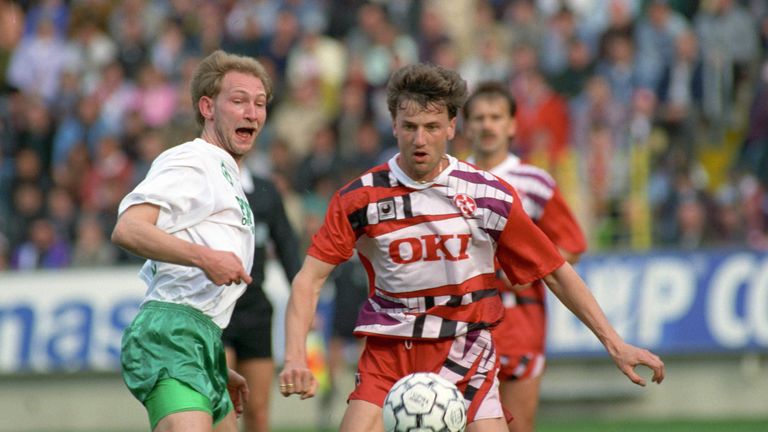 Für skurrile Muster und Farben war der 1. FC Kaiserslautern bekannt. Vor allem in der Saison 1991/92. Hier im Zweikampf: Dieter Eilts (l.) und Uwe Scherr.