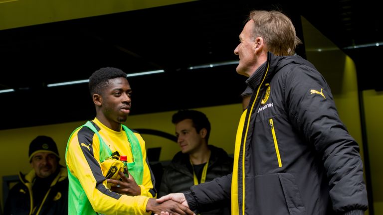 Noch lässt BVB-Boss Hans-Joachim Watzke sein Offensiv-Talent Ousmane Dembele nicht los.